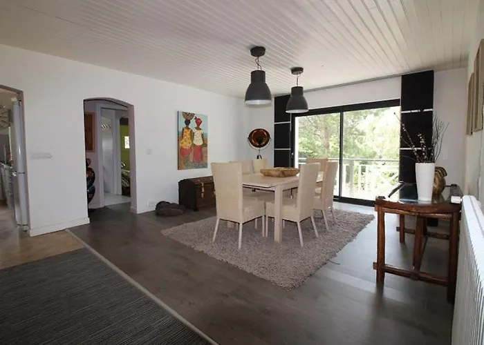 Annonce Professionnelle. Jolie Maison De 4 Avec Jardin à Proximité De La Mer. *