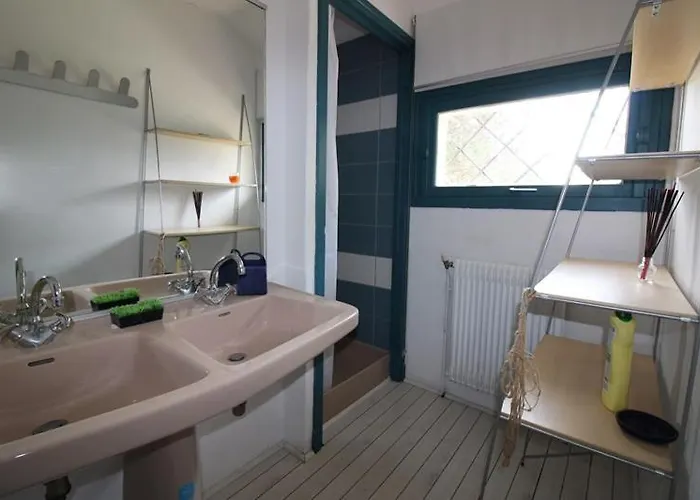 Annonce Professionnelle. Jolie Maison De 4 Avec Jardin à Proximité De La Mer. Villa