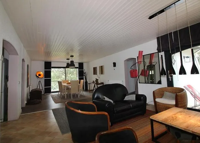 Annonce Professionnelle. Jolie Maison De 4 Avec Jardin à Proximité De La Mer. *